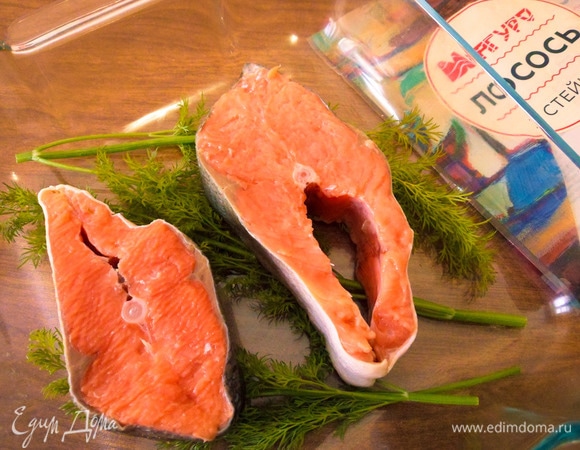 Стейки лосося ополоснуть водой и обсушить бумажными полотенцами, посолить. На дно формы для запекания выложить несколько веточек укропа, на них — стейки лосося.