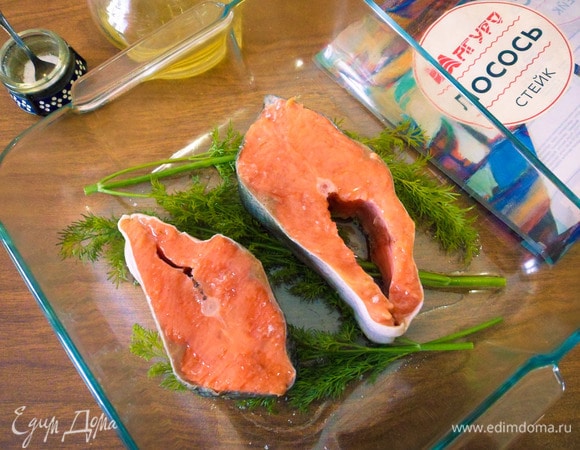 Сбрызнуть (или смазать силиконовой кисточкой) стейки растительным маслом и отправить в разогретую до 180°C духовку на 15 минут.