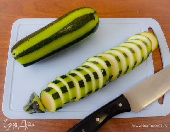 Цукини нарезать толстыми кружками.