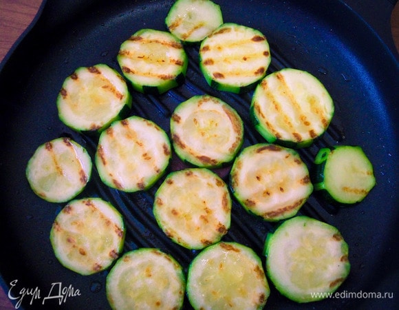 Сковороду-гриль смазать растительным маслом и обжарить кружки цукини. Степень прожарки зависит от вашего вкуса.