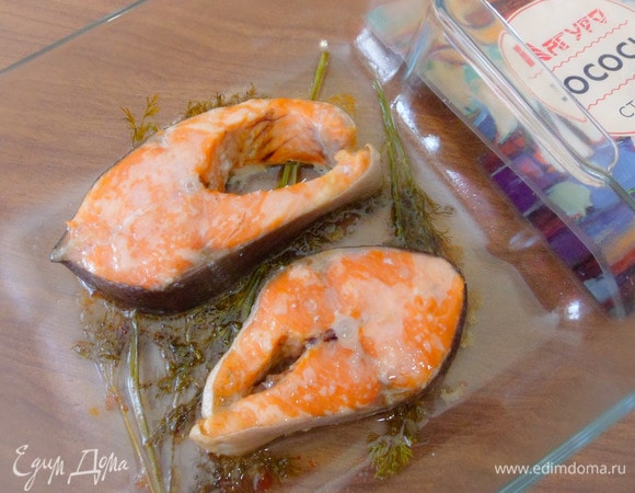 Стейки лосося полностью готовы.