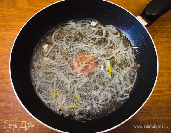 Затем влить белое сухое вино, прибавить огонь и дать прокипеть смеси около минуты.