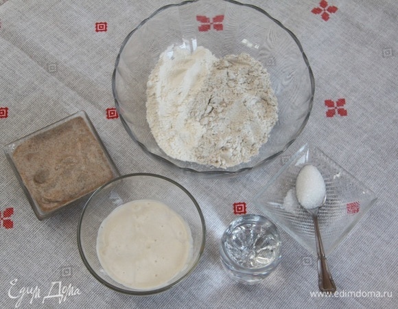Для опары понадобится: по 80 г ржаной и пшеничной закваски 100%, 80 г теплой воды, по 40 г ржаной и пшеничной муки, 1 ч. л. сахарного песка.