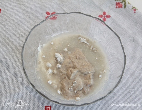 Смешать ингредиенты для опары. Оставить при комнатной температуре на 4–6 часов. Я оставляла на ночь.