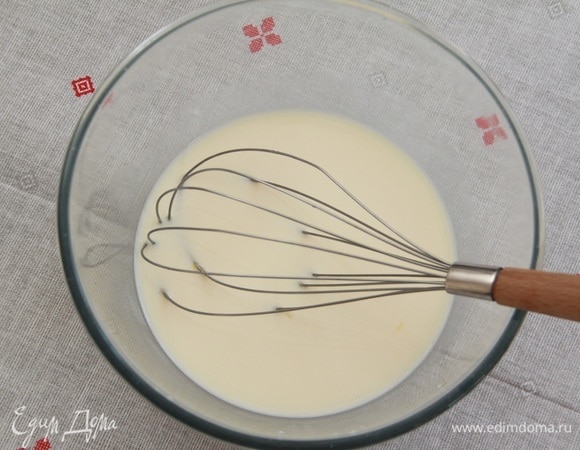 Взбить венчиком яйца и молоко. Добавить соль и сахар.