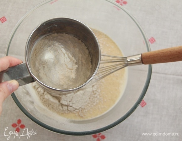 Просеять муку.