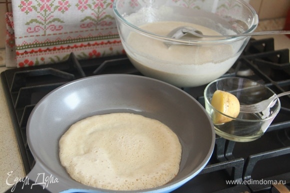 Нагреть сковороду. Перед выпеканием блинов смазывать поверхность сковороды растительным маслом. Удобно для этого использовать половинку картофелины, обмакивая ее в масло.