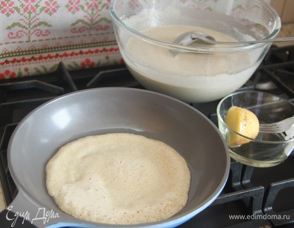 Нагреть сковороду. Перед выпеканием блинов смазывать поверхность сковороды растительным маслом. Удобно для этого использовать половинку картофелины, обмакивая ее в масло.