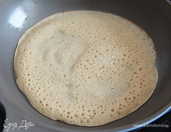 Блины на ржаной закваске получаются пористыми, воздушными. Они не такие эластичные, как пшеничные блины, но их аромат и вкус потрясающие!