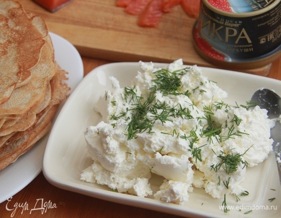 Для прослойки блинного пирога размять сливочный сыр, добавить рубленый укроп. Если консистенция сыра слишком густая, добавить немного жирных сливок.