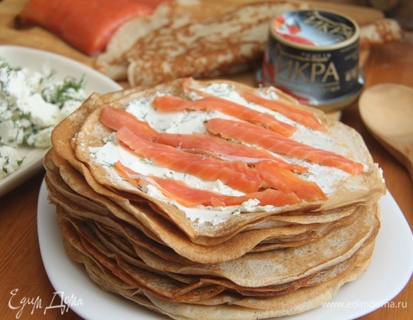 Чередовать слои, добавляя кусочки красной рыбы и слои красной икры.