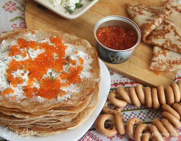 Чередовать слои, добавляя кусочки красной рыбы и слои красной икры. Я использовала икру горбуши ТМ «Восточный берег».