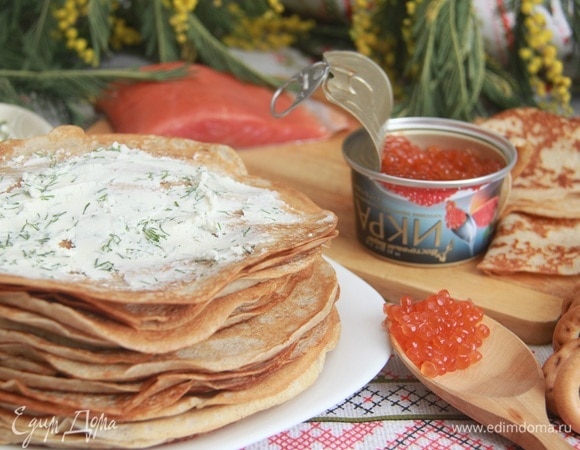 Сборка пирога. Блины смазать начинкой из сыра и укропа.