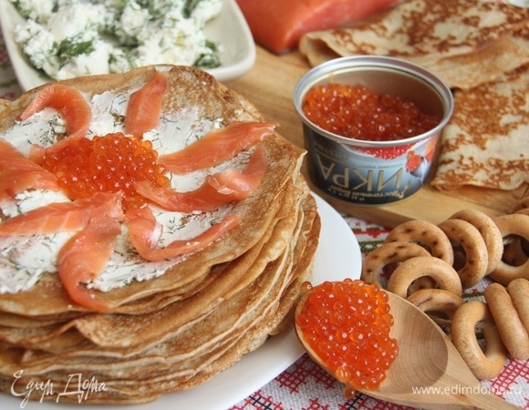Блинный пирог «Масленица» готов! Блинчики на ржаной закваске, нежный сливочный сыр со свежим укропом, тающая во рту рыбка и великолепная красная икра — вы должны обязательно попробовать!