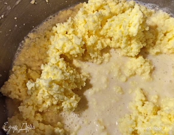 Делали мы тут масло коровье. Когда масло сбиваешь (если оно, конечно, из настоящего продукта), то всегда образуется пахта. По-другому никак не выйдет. Если кто не знает, пахта — это вон та белая жидкость, в которой плавает масляное зерно.