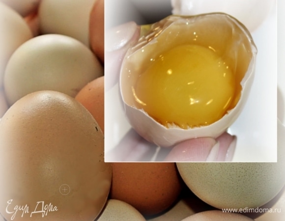 Но не о пахте с маслом речь, а о блинах! Займемся тестом. Нужно четыре яйца. Яйца лучше взять домашние.