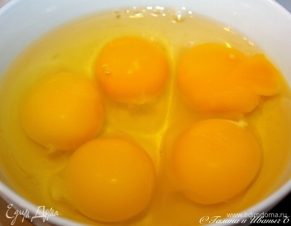 Да, я не ошибся и до четырех считать не разучился. Разбивал четыре яйца, а желтков оказалось пять. Как это нынче говорят, «бонус» от Рябы за хорошее питание — два желтка в одной скорлупке!