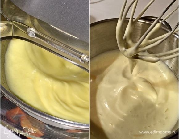 Сначала яйца взобьем. Сахара — 1 столовую ложку и 1 чайную в довесок. В общем, 1,5 столовых ложки, если серьезно. Соли — половину чайной ложки, больше не надо. Да, если вдруг блины хотите послаще или наоборот, то сахар сами регулируйте. И в месилку. Если нет такой, просто венчиком взбиваем до получения однородной массы.