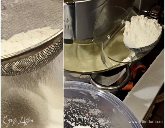 Мука самая простая, пшеничная, 500–400 г нужно. Очень хорошо просеять, сквозь сито. Заодно и «развоздушится» мука. Вот чем у нас машина хороша, так это вот такой примочкой. Она под крышкой месит-крутит, а муку понемногу постепенно можно добавлять. Удобно и чисто. Так всю муку постепенно в чашку и отправим.