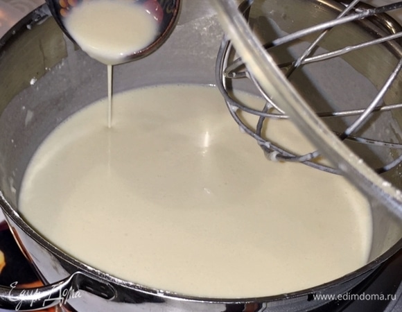 Вот такое тесто получается. В меру густое, текучее. Блинное такое. Все-таки пахта не молоко и не вода. Очень интересная консистенция получилась.