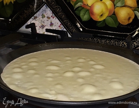 Через некоторое время начнут появляться пузыри. Но тесто, видите, не прорывается.