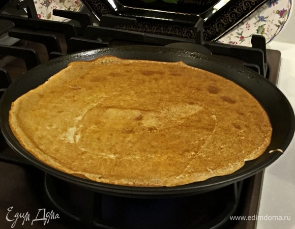 После того как блин перевернут, еще пару минут держим его на горячей сковороде.