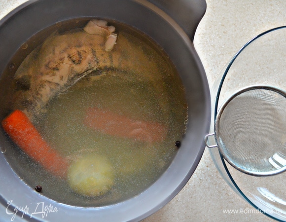 В этом же бульоне отварите предварительно очищенного целикового судачка. Вам потребуется 25–30 минут в зависимости от размера рыбы. Готовую рыбу выньте из бульона, разберите на кусочки, удаляя кости. Бульон процедите. В отдельной небольшой емкости разведите бульоном желатин, дайте настояться и введите в кастрюлю с бульоном.