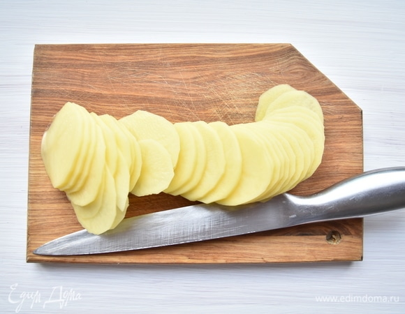 Картофель нарезать как можно тоньше. Для этой цели лучше воспользоваться специальным девайсом.