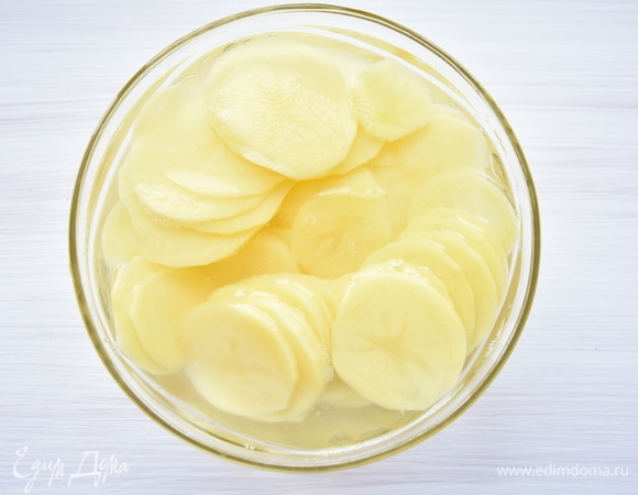 Залить ломтики картофеля холодной водой и оставить на время. Они станут более эластичными и гибкими.