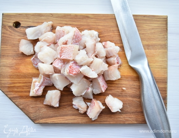 Рыбное филе нарезать кубиком, лук — полукольцами. На сковороде с растительным маслом обжарить рыбу с луком. Посолить, поперчить по вкусу.