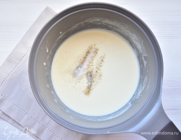 Для соуса в сотейнике растопить сливочное масло, добавить муку, размешать венчиком. Затем влить молоко и, непрерывно помешивая, довести соус до нужной консистенции. Посолить, поперчить по вкусу. Рыбу с луком смешать с белым соусом и рубленым укропом.