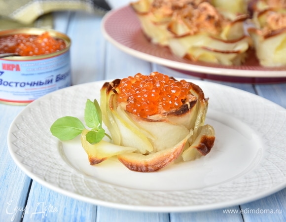 Выложить картофельные цветы на блюдо. При подаче украсить ложечкой красной икры ТМ «Восточный берег».