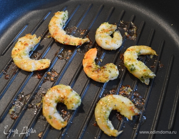 Обжарить креветки на гриле с обеих сторон по 1 минуте.