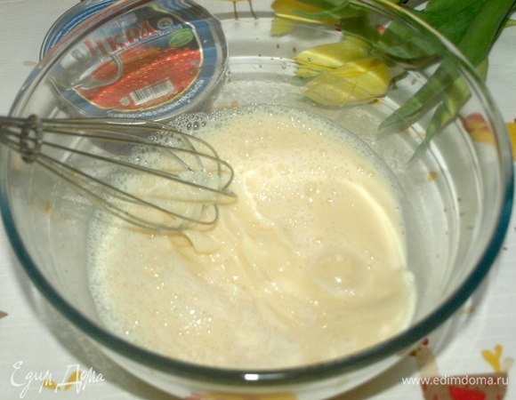 Добавляем 150 мл молока и взбиваем.