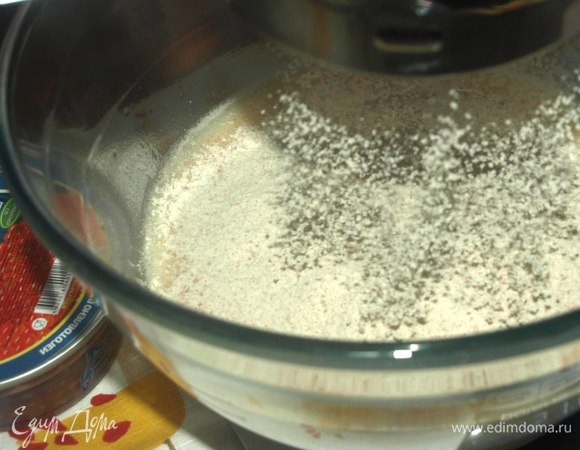 Полбяную муку просеиваем, добавляем соду и соединяем с яично-молочной смесью.