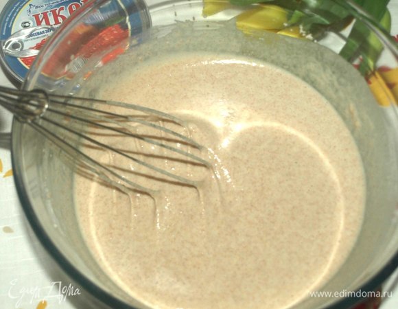 Перемешиваем и добавляем 100 мл молока. Все хорошо взбиваем, чтоб не было комочков. Оставляем на 15 минут.