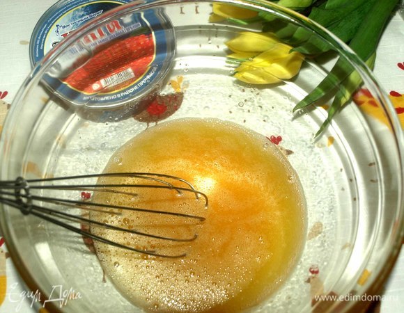 Яйца взбиваем с сахаром, солью, растительным маслом.