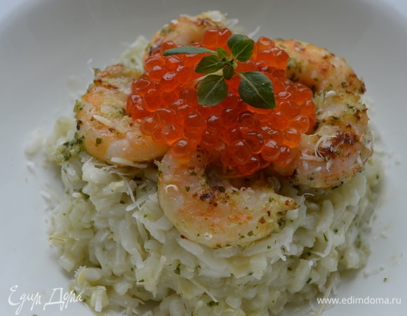 В готовое ризотто добавить 1 ст. л. с горкой соуса песто, перемешать, выложить в тарелку. Украсить креветками и посыпать пармезаном. Добавить ложку икры ТМ «Восточный берег» и веточку базилика. Приятного аппетита.