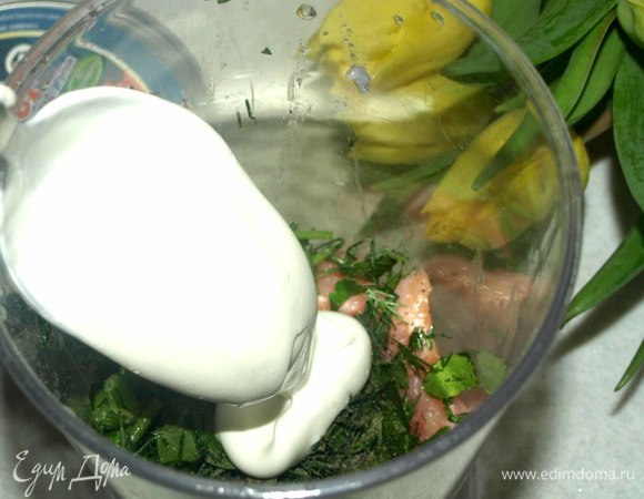 Пока тесто для блинов настаивается, приготовим начинку. Копченую семгу, зелень (укроп, петрушку), сметану, черный молотый перец складываем в емкость и измельчаем погружным блендером до однородной массы.