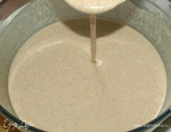 100 мл молока доводим до кипения и постепенно добавляем в тесто. Хорошо перемешиваем.