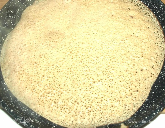 Выпекаем блины с двух сторон на хорошо разогретой сковороде.