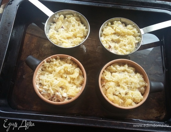 Посыпать каждую порцию тертым сыром и установить кокотницы в гастроемкость, заполненную горячей водой до половины высоты кокотниц. Гастроемкость с кокотницами поставить в разогретый до 200°С духовой шкаф в режиме «традиционная духовка» (на 5 минут). Затем переключить в режим «подрумянивание» или «гриль» еще на 1–2 минуты.