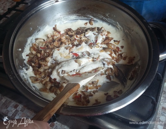 Обжаренные ранее грибы с луком и чили добавить в сливочный соус, посолить по вкусу и аккуратно перемешать.