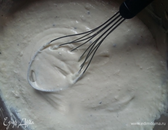 Приготовим сливочный соус (типа бешамель). На растопленном сливочном масле обжарить муку, постоянно помешивая венчиком (около 1 минуты). Добавить мускатный орех (натереть прямо в сковороду) и черный свежемолотый перец (я использовал черный кампотский перец, очень ароматный). Продолжая размешивать, добавить сливки, довести соус до кипения и снять с огня.