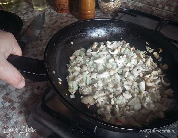 Обжарить лук и перец чили в растительном масле (2 минуты). Добавить в сковороду к луку шампиньоны и продолжить обжаривать, периодически помешивая (еще 3–4 минуты). Снять с огня.