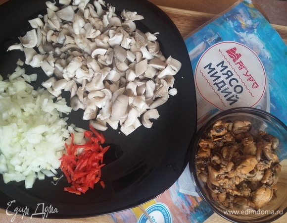 Ножом нарезать овощи (мелко) и грибы (средне).