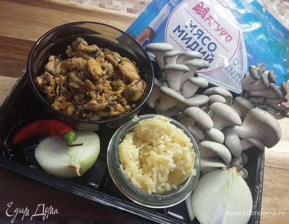 Овощи и грибы помыть, почистить, обсушить бумажным полотенцем. Мясо мидий ТМ «Магуро» вынуть из упаковки (предварительно разморозив) и также обсушить от излишков влаги, используя бумажное полотенце.