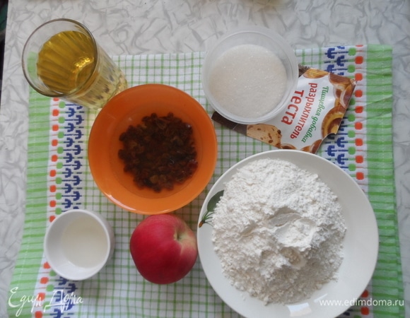 Яблоко очистить от кожуры, нарезать мелким кубиком. Изюм замочить в кипятке на 5 минут.