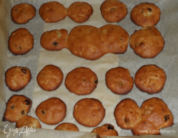 Застелить противень пергаментом и выложить печенье ложкой. Отправить в духовку, предварительно разогретую до 180°C, на 15–20 минут.
