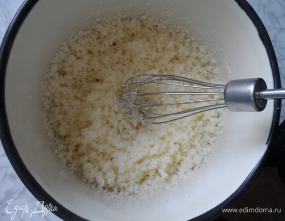 Взбить размягченное масло с сахаром.